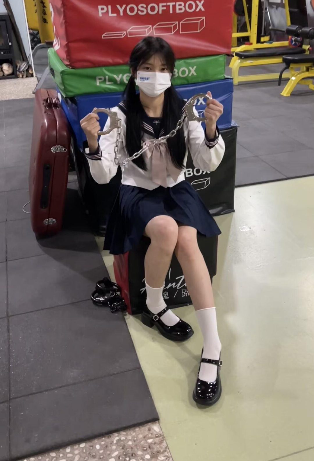 18岁女高健身房玩镣铐-包场戴着脚镣玩各种项目-2