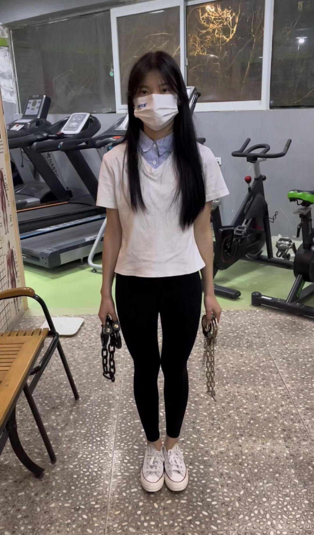 18岁女高健身房玩镣铐-包场戴着脚镣玩各种项目-1