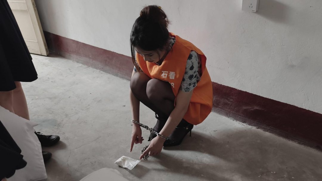 【忘忧社工作室】美女空姐被逮捕，拒不交代，被吊拷，重镣，小黑屋各种折磨后-7