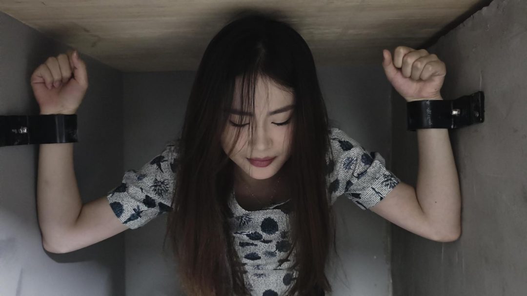 【忘忧社工作室】美女空姐被逮捕，拒不交代，被吊拷，重镣，小黑屋各种折磨后-5