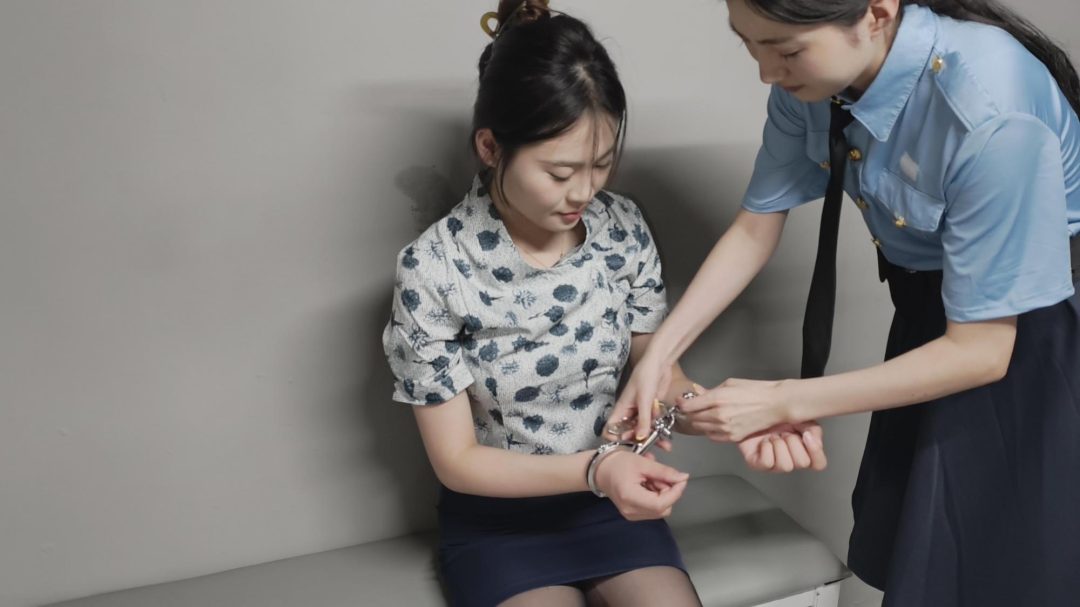 【忘忧社工作室】美女空姐被逮捕，拒不交代，被吊拷，重镣，小黑屋各种折磨后-3