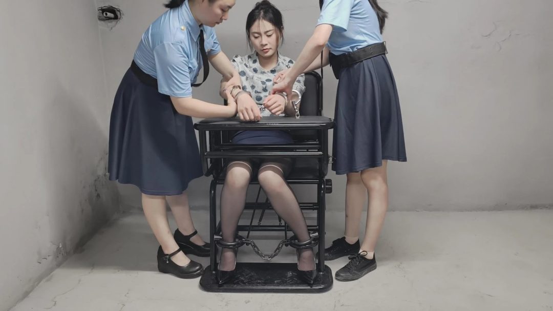 【忘忧社工作室】美女空姐被逮捕，拒不交代，被吊拷，重镣，小黑屋各种折磨后-1