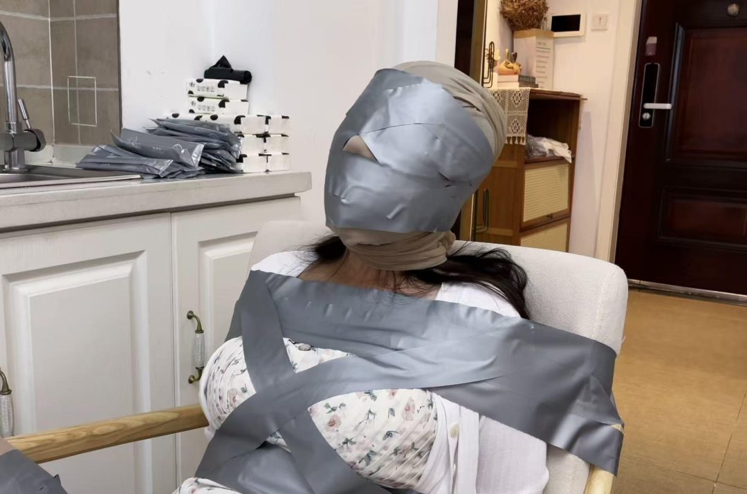 【缚艺录】【小沐】美国灰色胶带的捆绑与丝袜套头-6