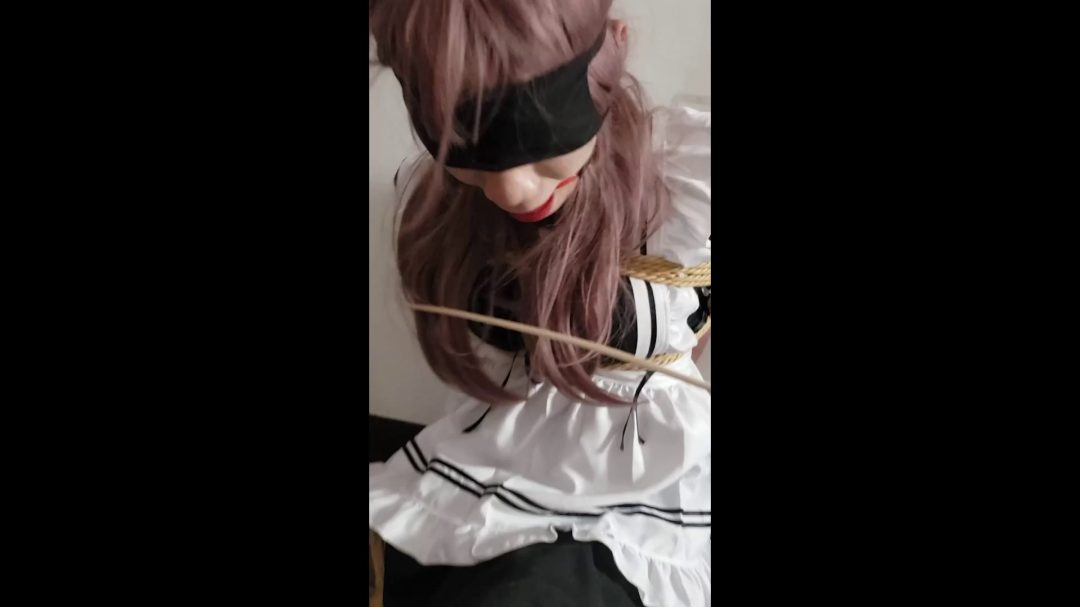 大小腿被折叠绑着，只能原地呆着，时不时的被电击，紧紧反绑双手，无助绝望~-5