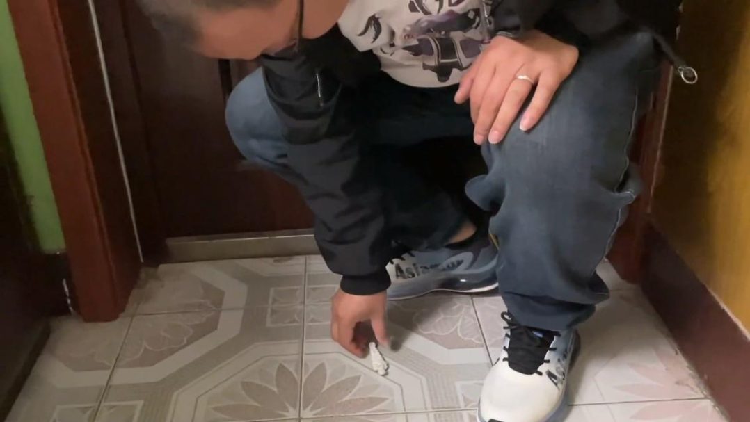 king定拍《美女直播的木乃伊诅咒 下》主播美女被诅咒变成完美的木乃伊 倒霉的美女只能像人茧一样满地蠕动妄图逃走 模特卖力表演挣扎蠕动 全包爱好者不要错过！-9