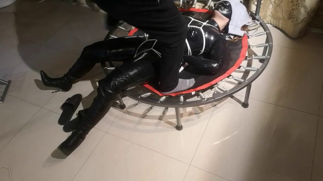 穿上乳胶衣，乳胶头套，龟甲紧缚一顿施虐-1