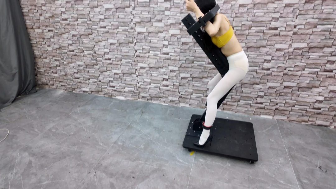 大哥赠送的新道具来了,把艺仙儿禁锢起来开始折磨,每个姿式下来,都是生不死的感觉-4