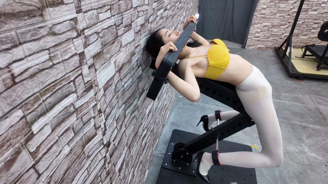 大哥赠送的新道具来了,把艺仙儿禁锢起来开始折磨,每个姿式下来,都是生不死的感觉-2