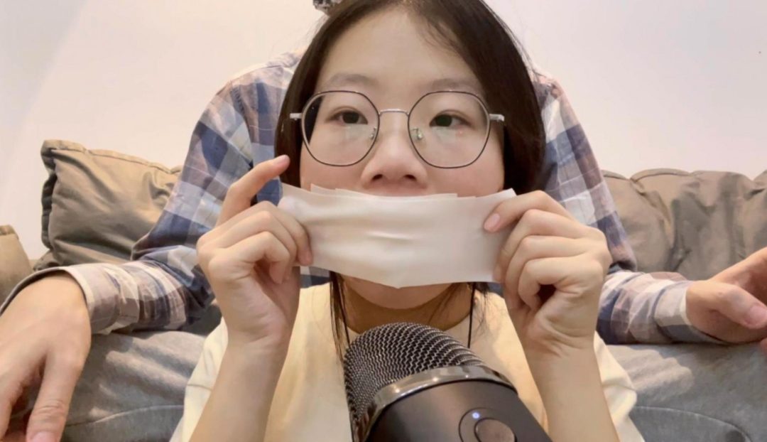 【小RASMR】口球堵嘴后，7层胶带，层层严密地封嘴，小R却认真地玩儿了起来-2