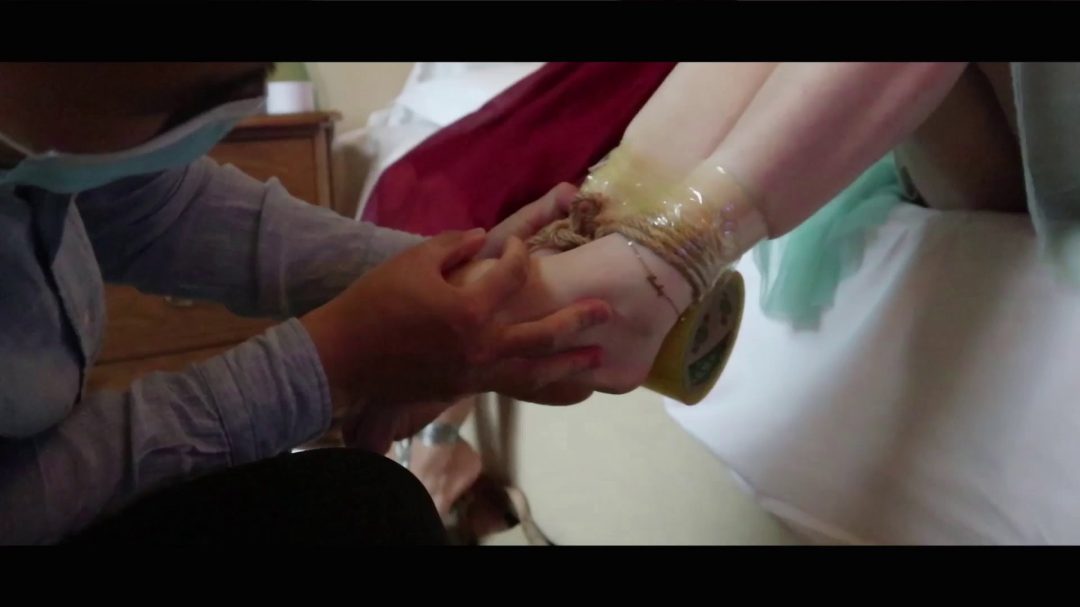 两长像甜美的美女被胶带捆绑封嘴-6