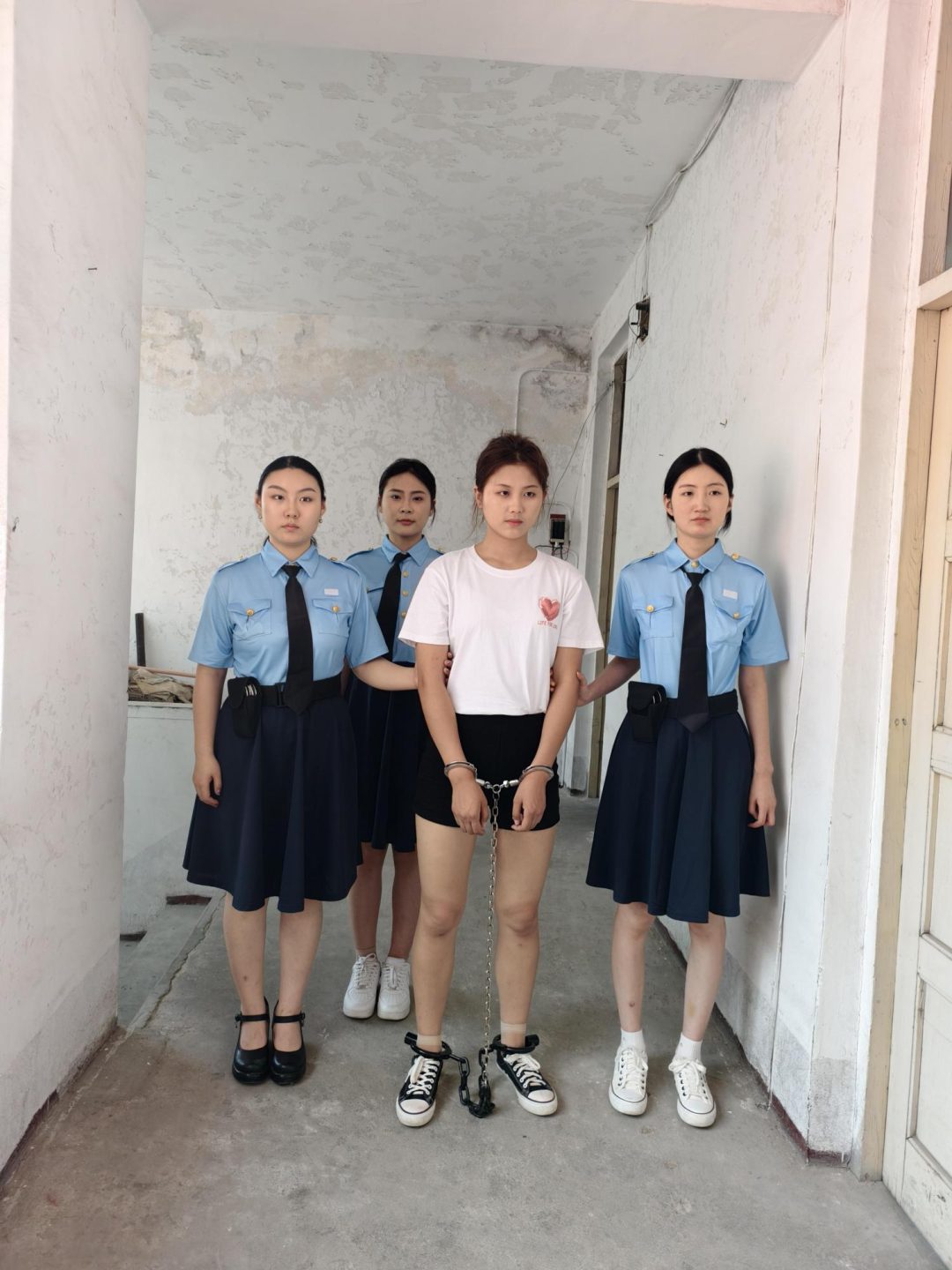 新模特以墨被逮捕，被佩戴连体镣铐，死镣死铐，因杀人被判刑，带20斤镣铐-8