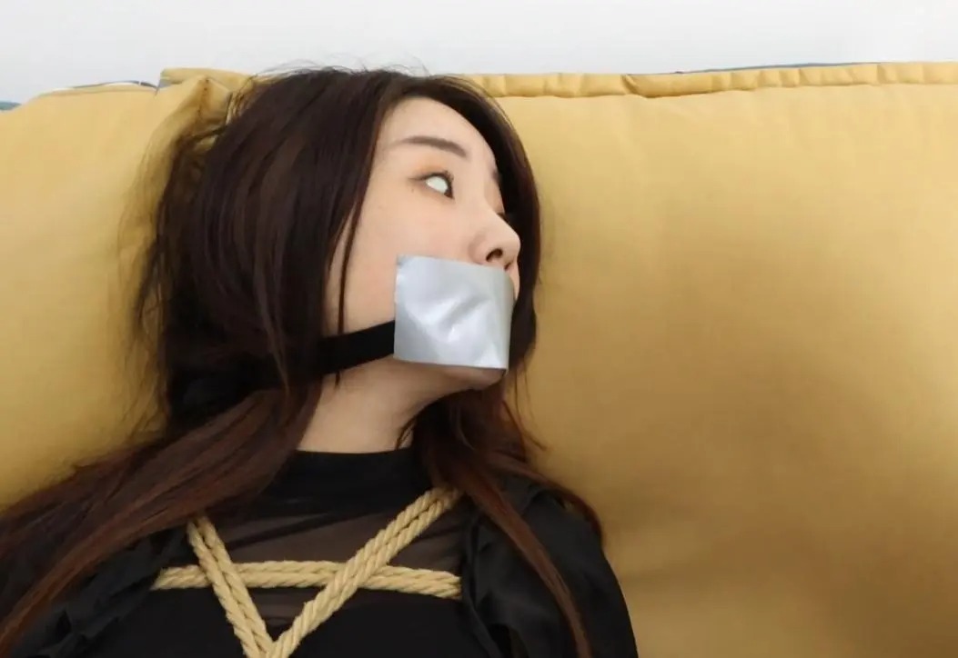 king定拍《伪装拘束真人版》突然出现的奇怪美女 行为怪异又不能说话 甚至手指都被包裹 隐藏在大衣下的究竟是什么秘密-6