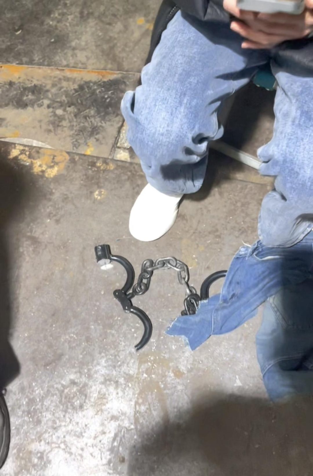 18岁高中女生焊死脚镣-电焊死镣的两天体验（下）-6