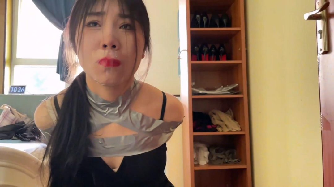 king定拍《油光黑丝 入室双劫 上》黑丝油光 长手套 刘洋内衣捆绑 吴晗 参考欧美超经典剧情 捆绑团缚 互相视频通话也只能呻吟 无奈挣扎~-14