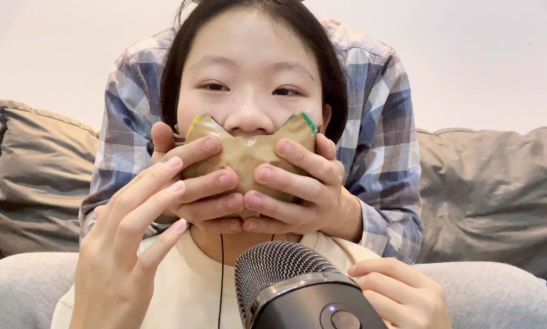 【小RASMR】口球堵嘴后，7层胶带，层层严密地封嘴，小R却认真地玩儿了起来-7