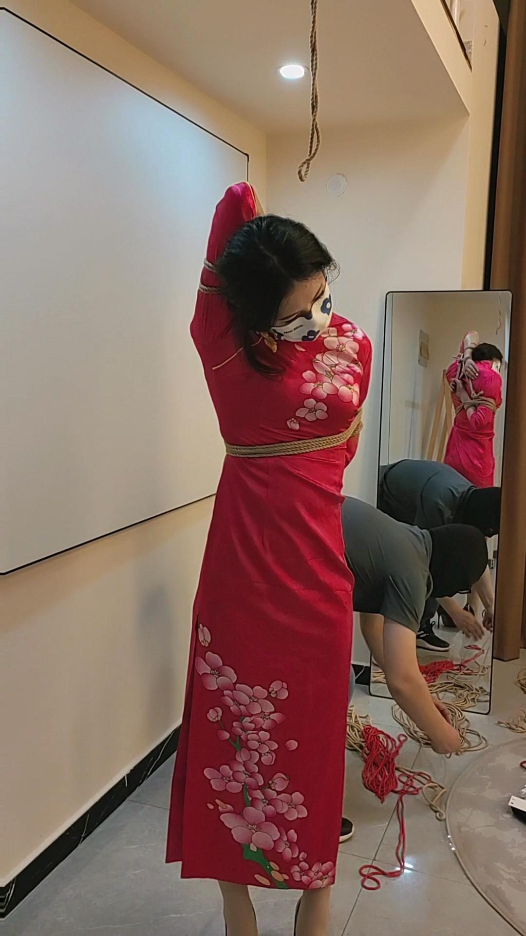 旗袍背剑式单腿紧缚-2