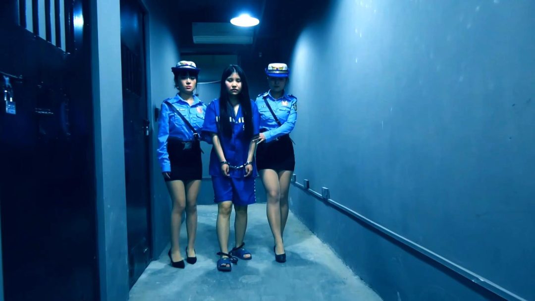 定拍转公映《凋零的花季 二 》中集 押解女犯去指认现场 俩女犯被判死刑砸死镣-8