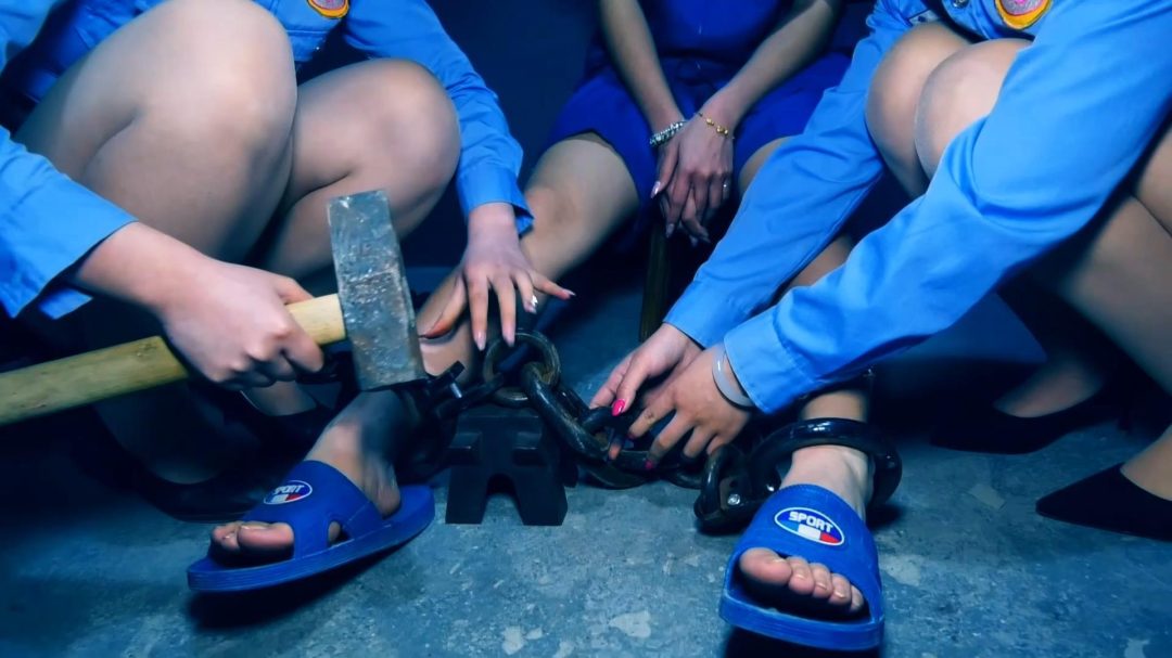 定拍转公映《凋零的花季 二 》中集 押解女犯去指认现场 俩女犯被判死刑砸死镣-7