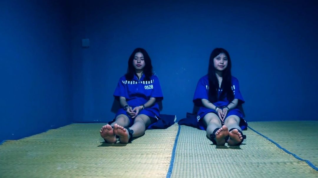 定拍转公映《凋零的花季 二 》中集 押解女犯去指认现场 俩女犯被判死刑砸死镣-6