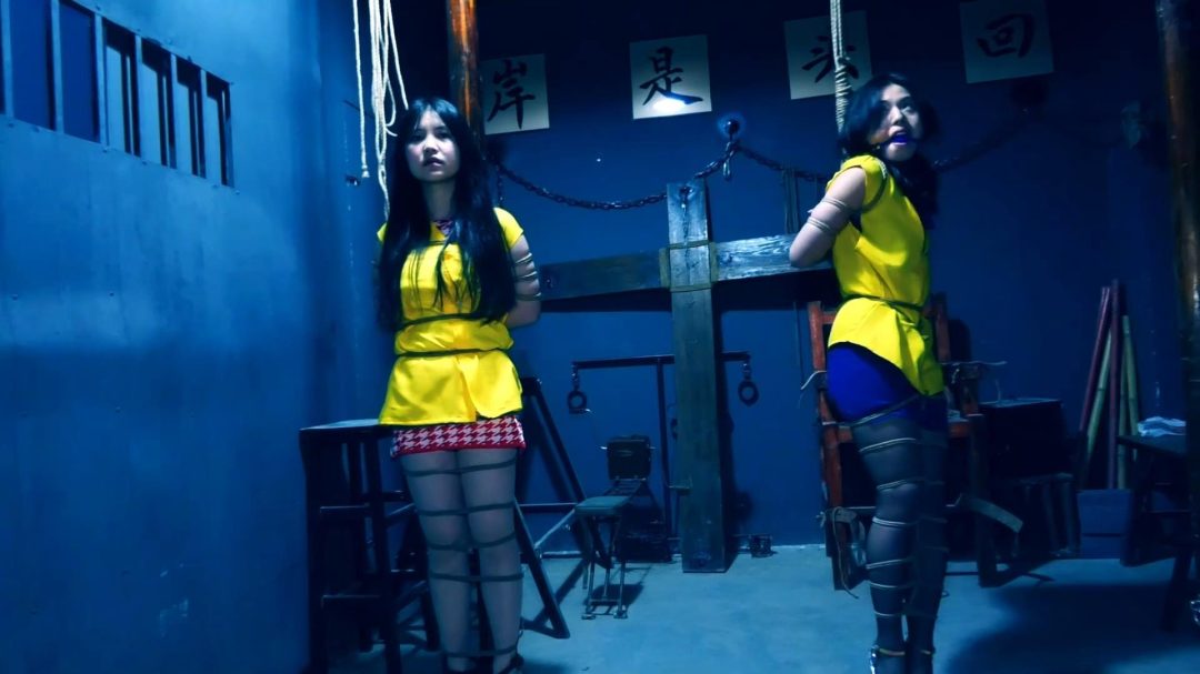 定拍转公映《凋零的花季 二 》中集 押解女犯去指认现场 俩女犯被判死刑砸死镣-4