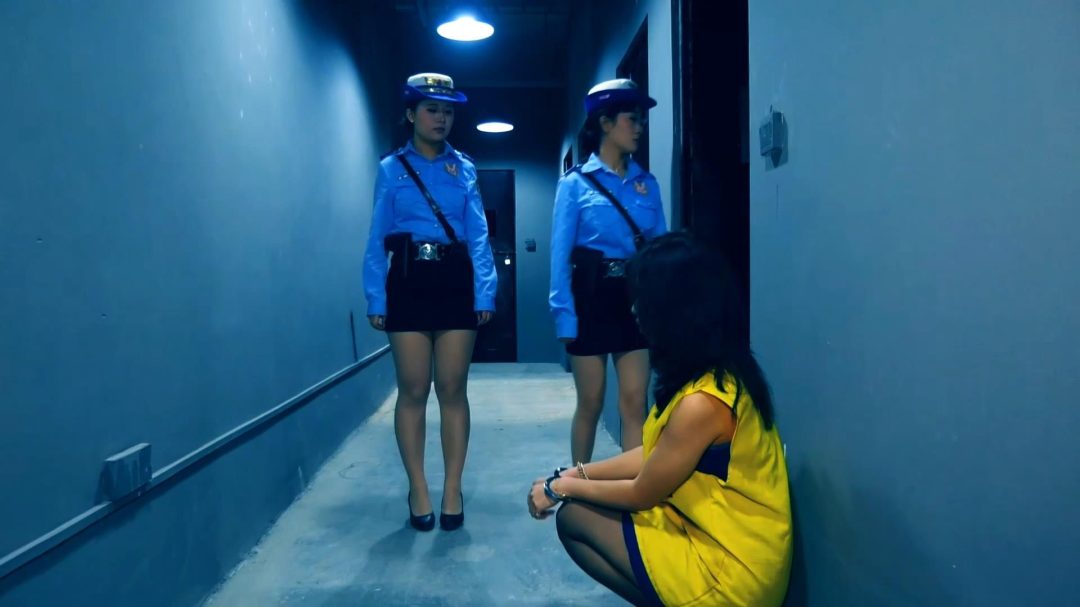 定拍转公映《凋零的花季 二 》中集 押解女犯去指认现场 俩女犯被判死刑砸死镣-2