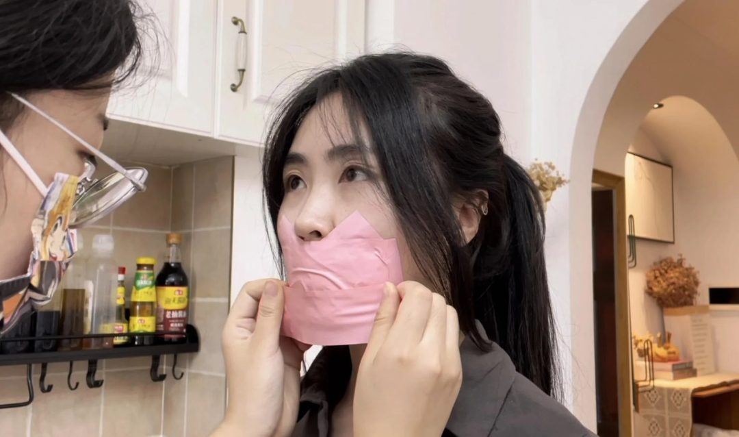 【缚艺录】【小敏定拍】驷马下的红绳与白袜，更搭配，粉丝胶带封嘴~-2