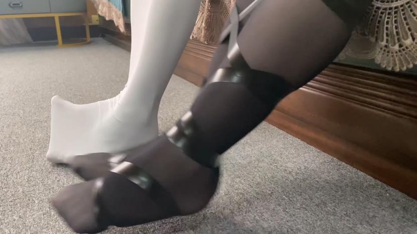 king定拍《自动拘束服装 下》美丽模特们被品牌的服装包裹 2个美女人棍想方设法在房间里逃跑挣脱 结果越挣扎捆绑越密集 却被抓来强制做服装展示-2