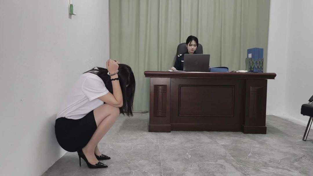 【忘忧社工作室】挪用公款案 郝婷婷的小姑来 投案自首，面对自己的小姑郝婷婷只能忍痛亲手给小姑带上手铐，审讯，拍照留档，重镣押解-1