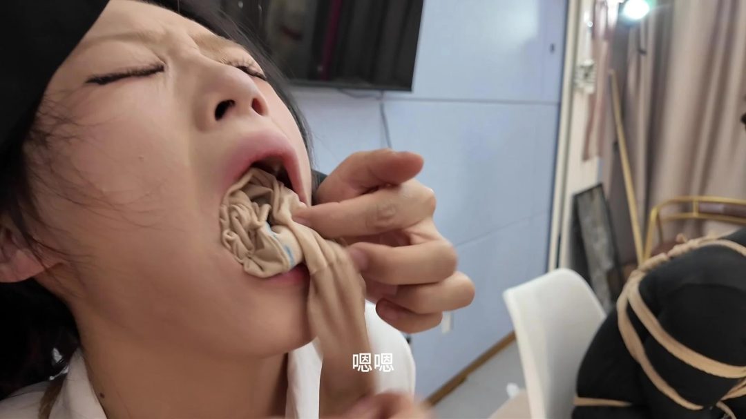 初心定拍字幕剧情：《邪门》第二集，【陈依依】【紫涵】主演，调教屈服、多重封堵-4