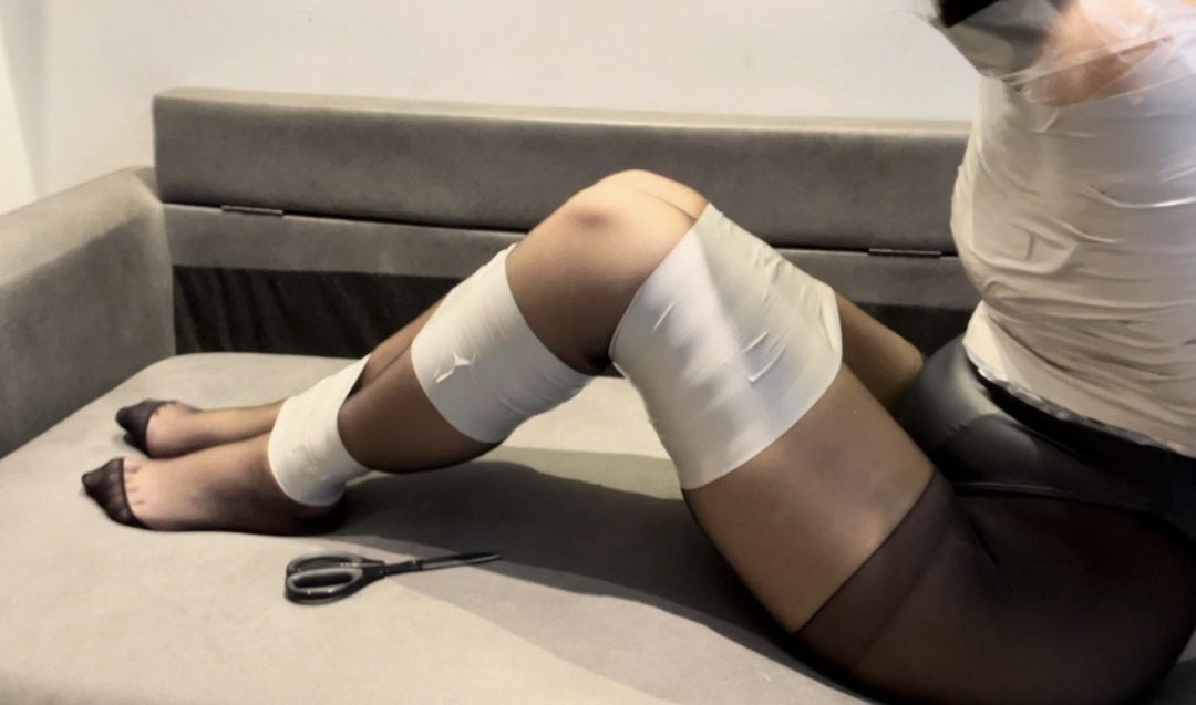 【小萌】黑丝下的银白色胶带，封嘴与捆绑-3