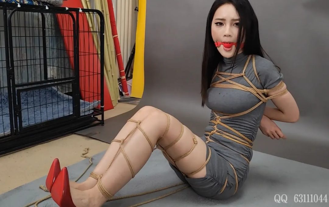 随心原创 新模王雨萌试镜 笔直的大长腿 强行戴上口球流口水-4