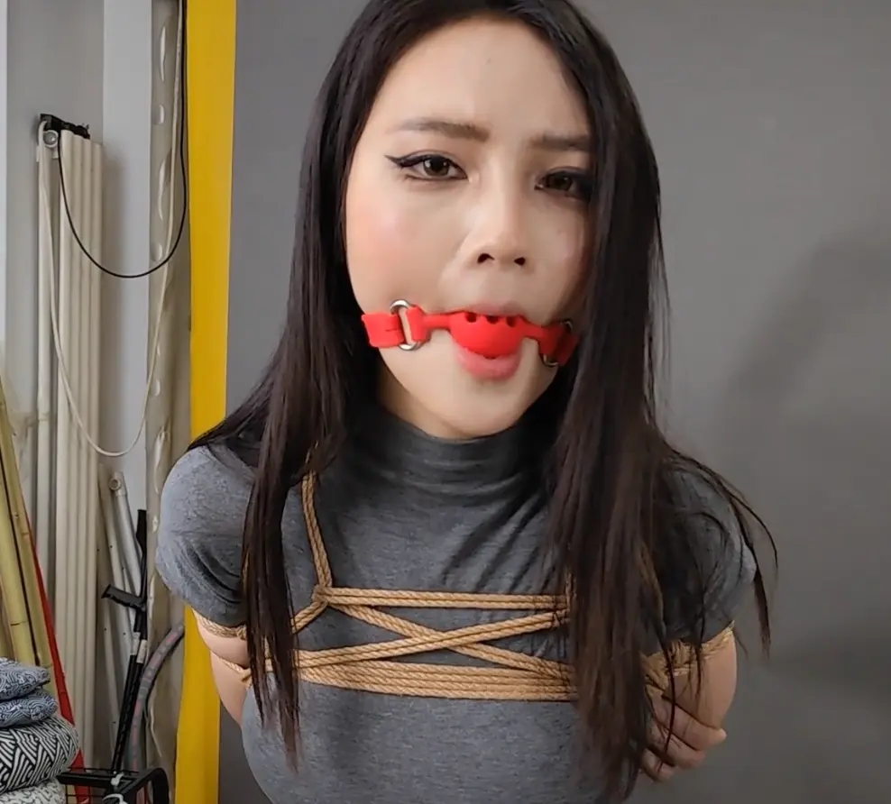 随心原创 新模王雨萌试镜 笔直的大长腿 强行戴上口球流口水-3