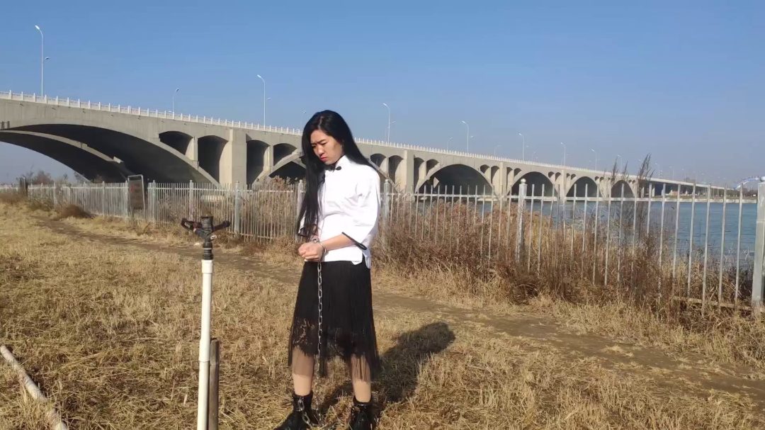 户外公园 手铐脚镣五花大绑逛公园 五四学生装 红肚兜-6