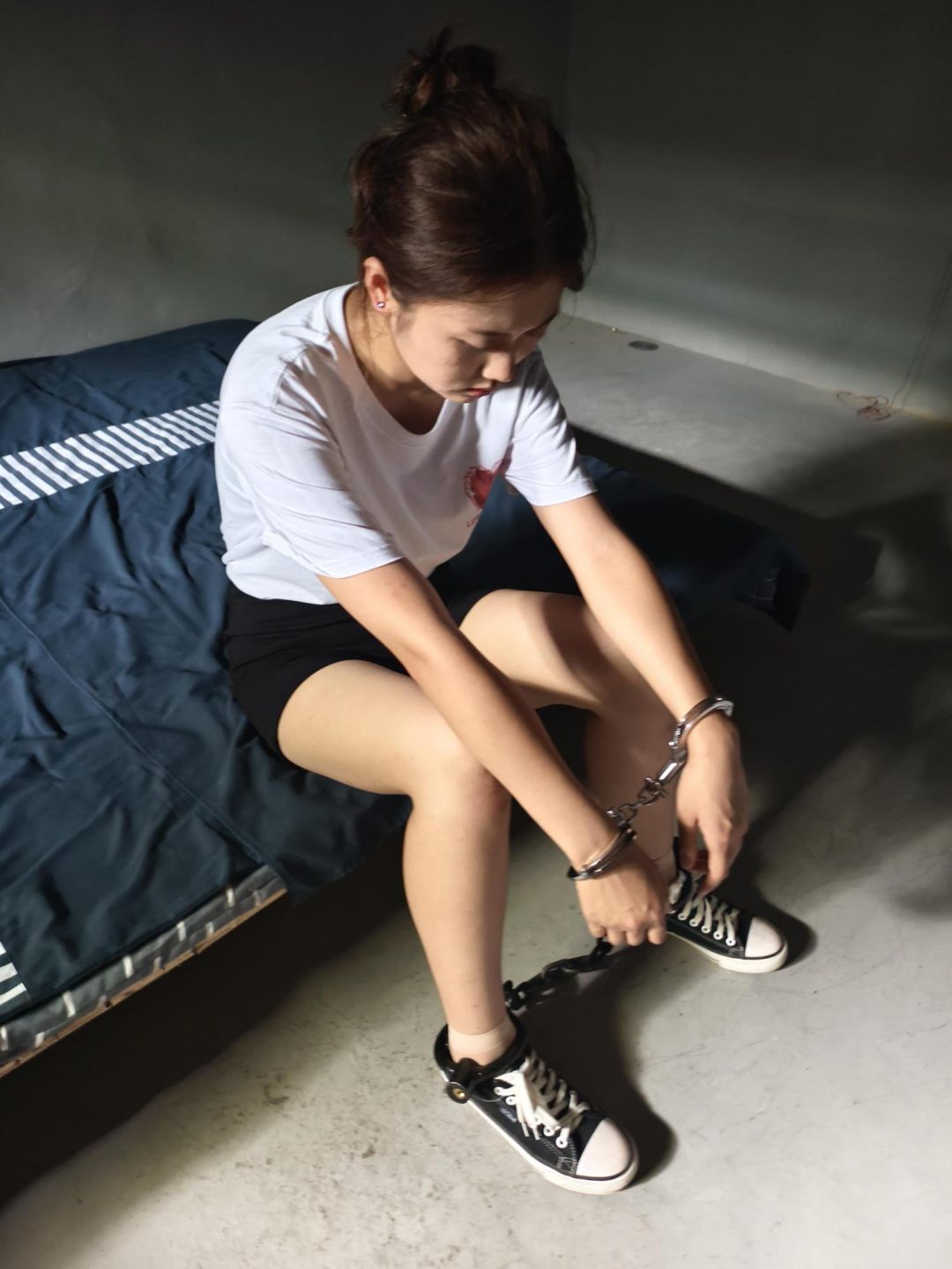 新模特以墨被逮捕，被佩戴连体镣铐，死镣死铐，因杀人被判刑，带20斤镣铐-3