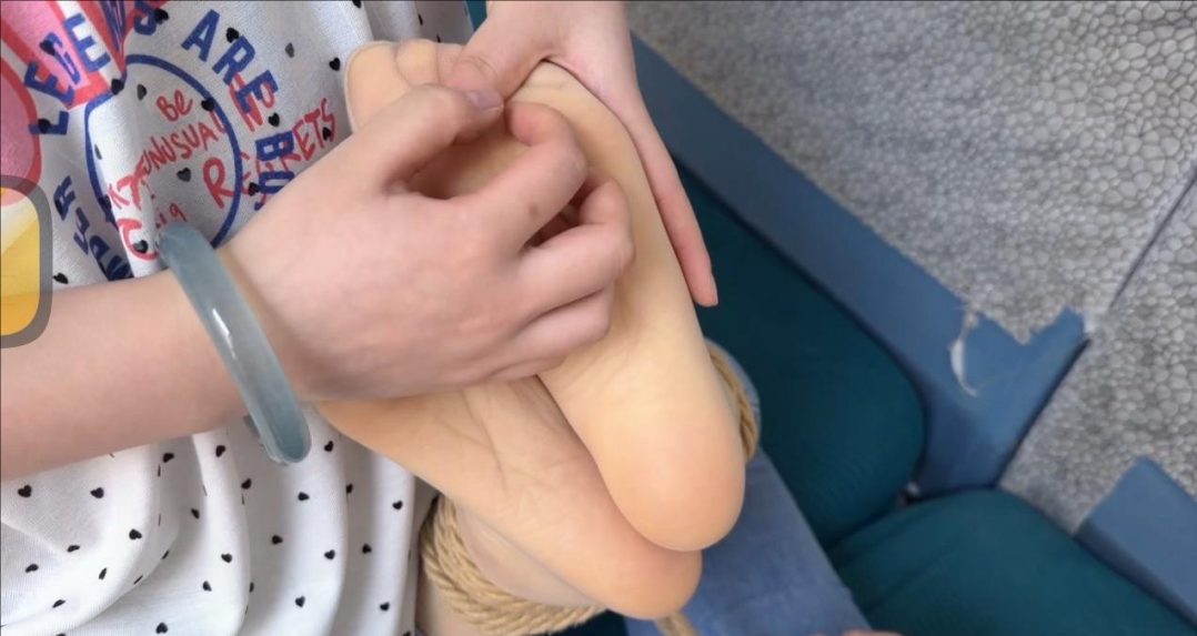 雯雯驷马挠痒体验 牙刷➕撸猫手套➕润滑液 笑出强大-6