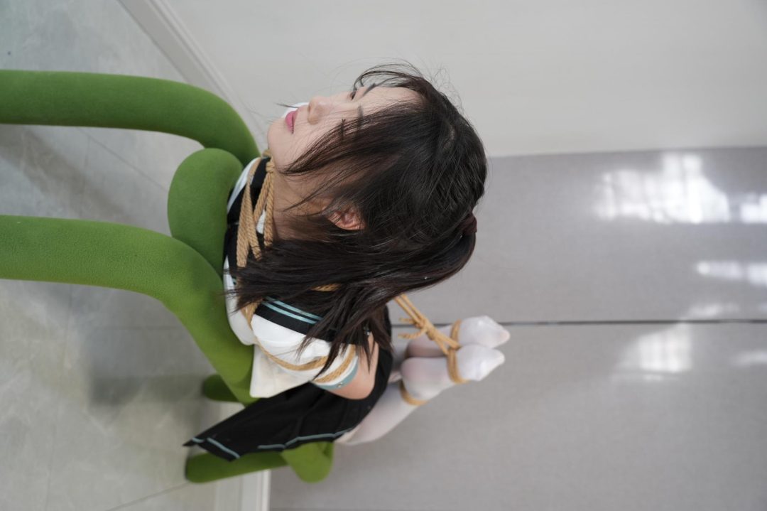 【灰太狼的羊】【倩倩驷马放置篇】倩倩初次体验捆绑紧缚，小游戏失利后被罚单腿吊，驷马缚，挠痒痒！【胸缚＋单腿吊＋挠痒痒＋驷马缚＋放置】-5