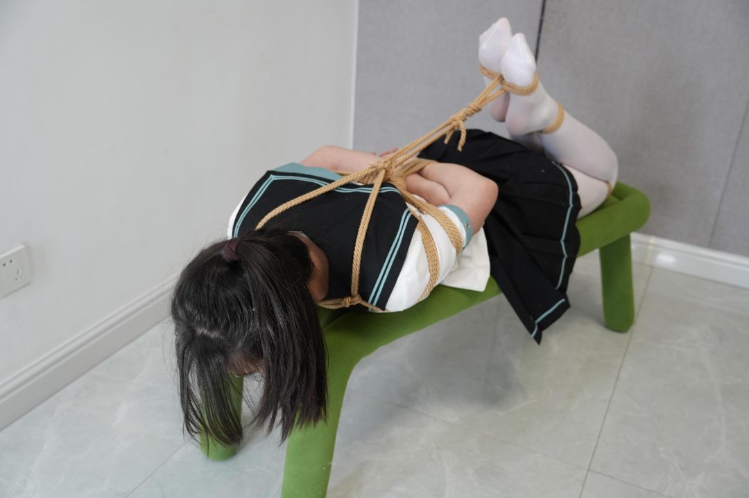 【灰太狼的羊】【倩倩驷马放置篇】倩倩初次体验捆绑紧缚，小游戏失利后被罚单腿吊，驷马缚，挠痒痒！【胸缚＋单腿吊＋挠痒痒＋驷马缚＋放置】-3