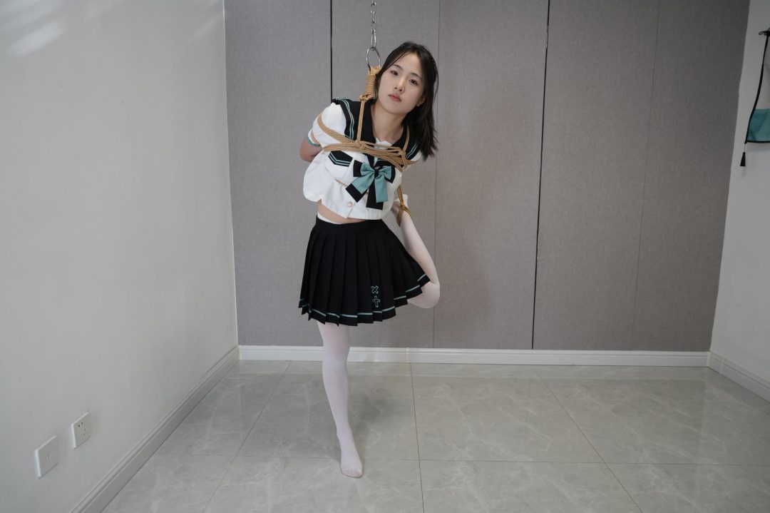 【灰太狼的羊】【倩倩驷马放置篇】倩倩初次体验捆绑紧缚，小游戏失利后被罚单腿吊，驷马缚，挠痒痒！【胸缚＋单腿吊＋挠痒痒＋驷马缚＋放置】-1