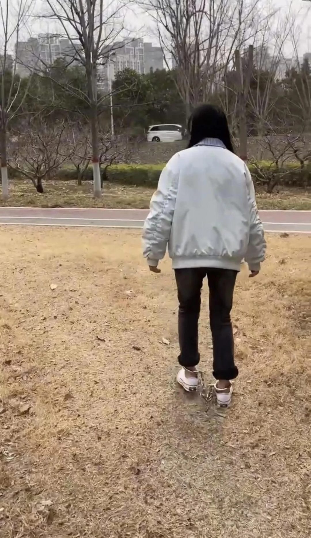 18岁女高初次户外戴脚镣，长时间走路玩耍-6