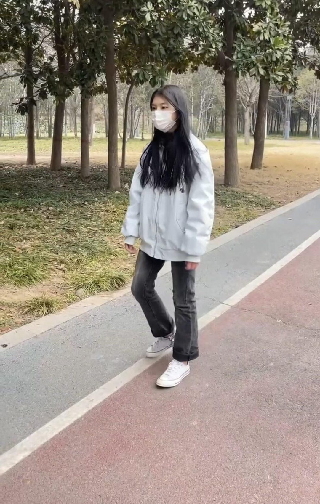 18岁女高初次户外戴脚镣，长时间走路玩耍-5