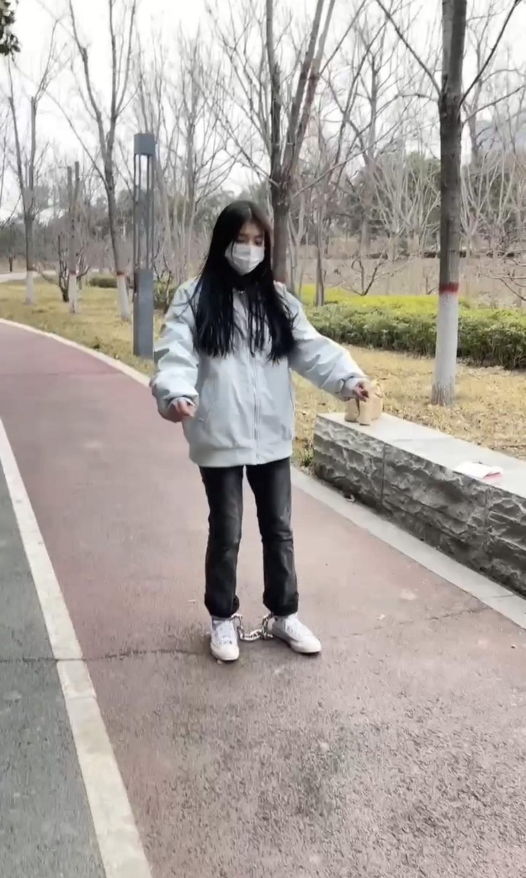 18岁女高初次户外戴脚镣，长时间走路玩耍-3