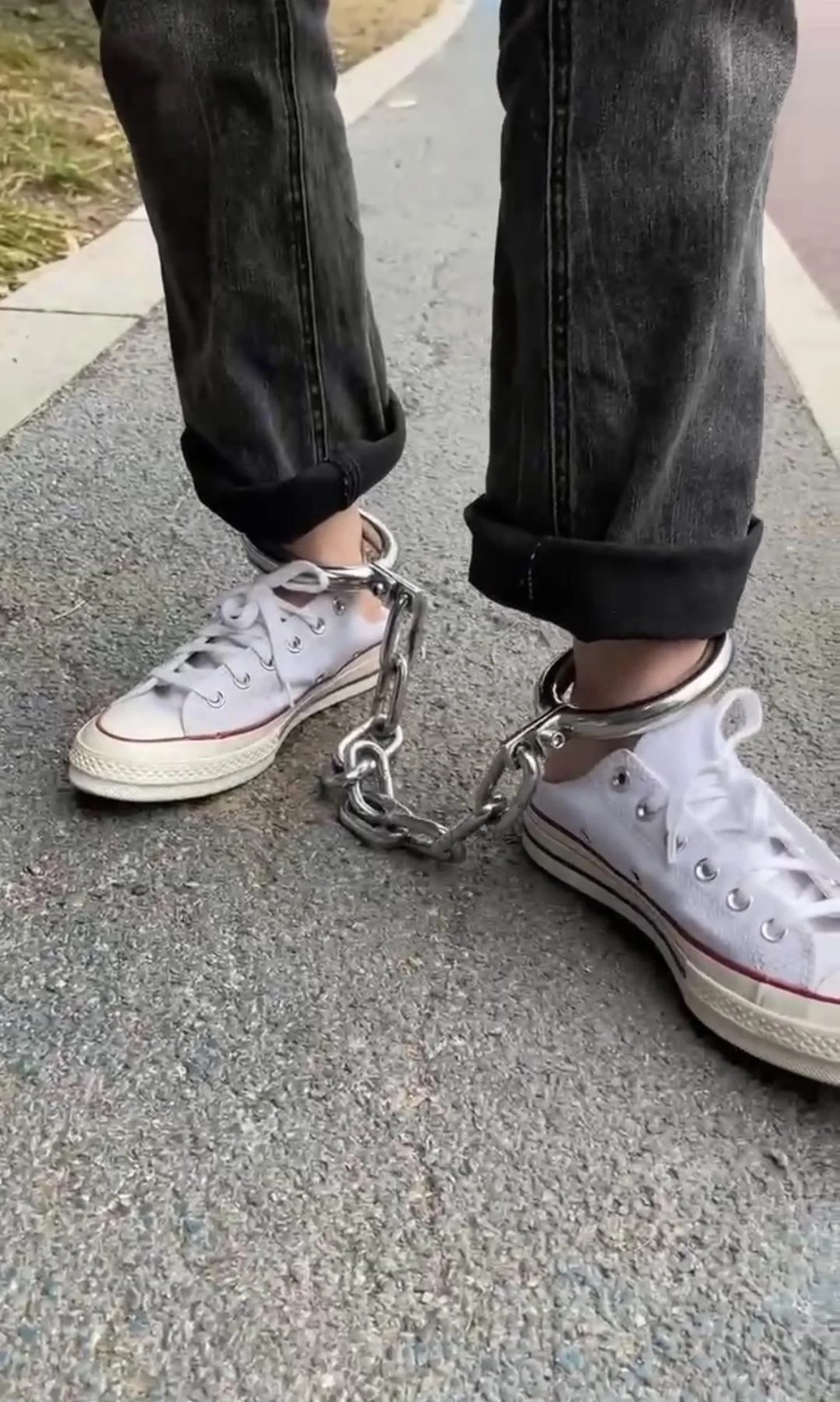 18岁女高初次户外戴脚镣，长时间走路玩耍-4