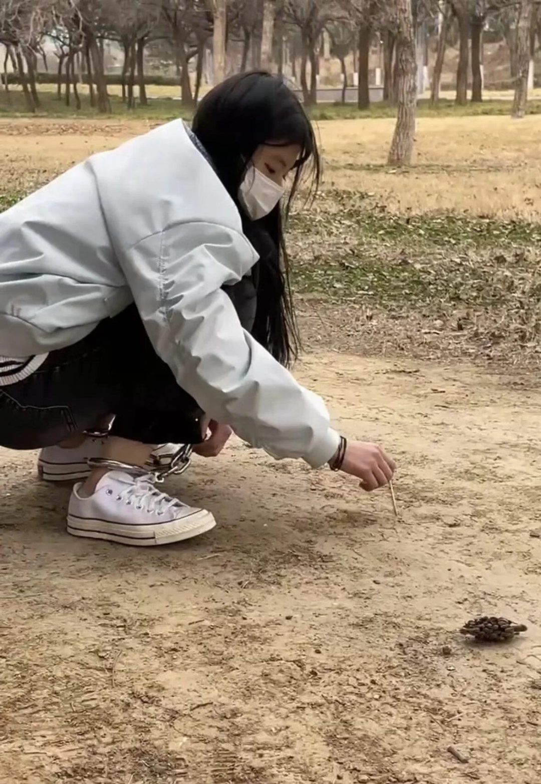 18岁女高初次户外戴脚镣，长时间走路玩耍-2