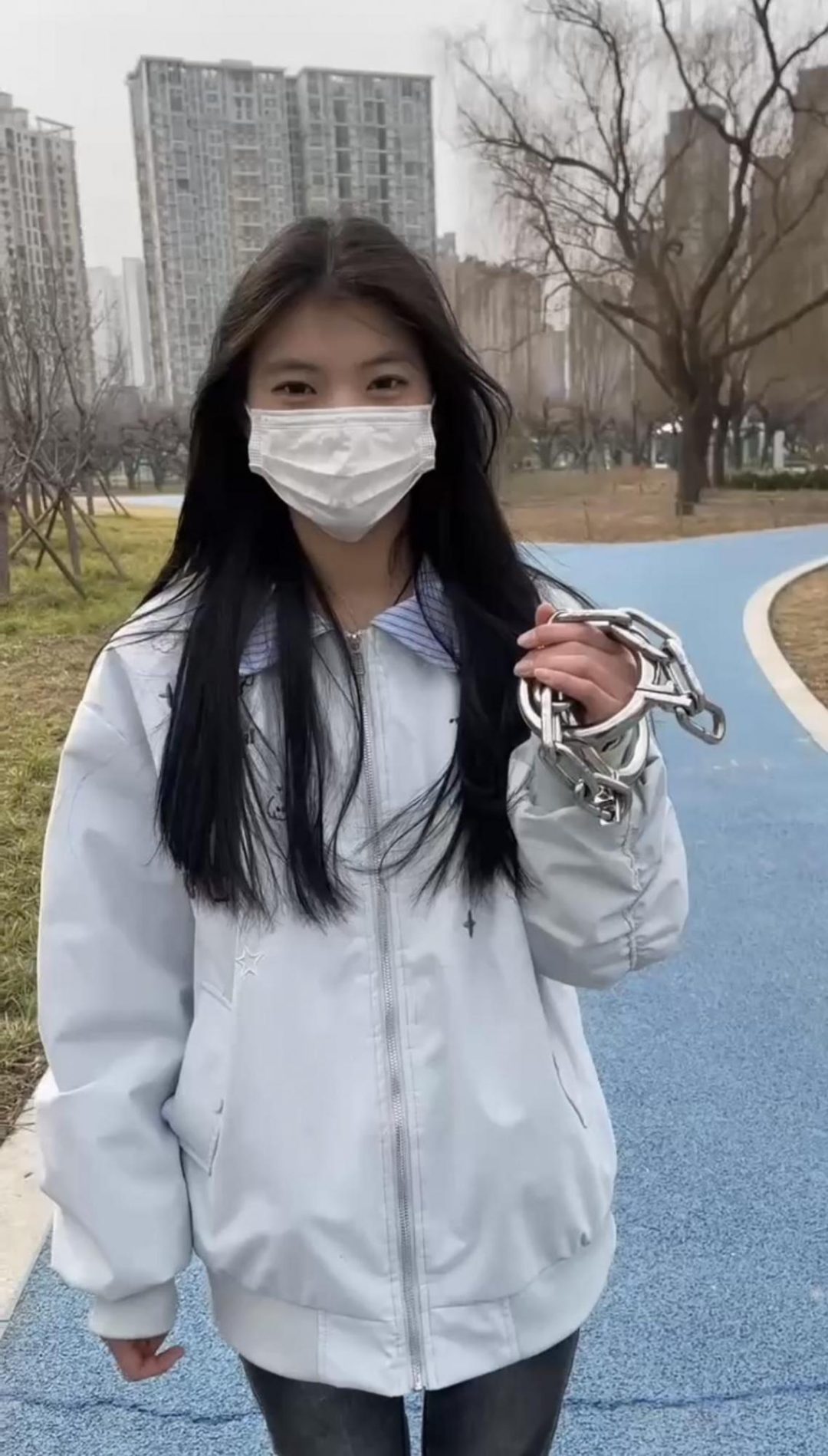 18岁女高初次户外戴脚镣，长时间走路玩耍-1