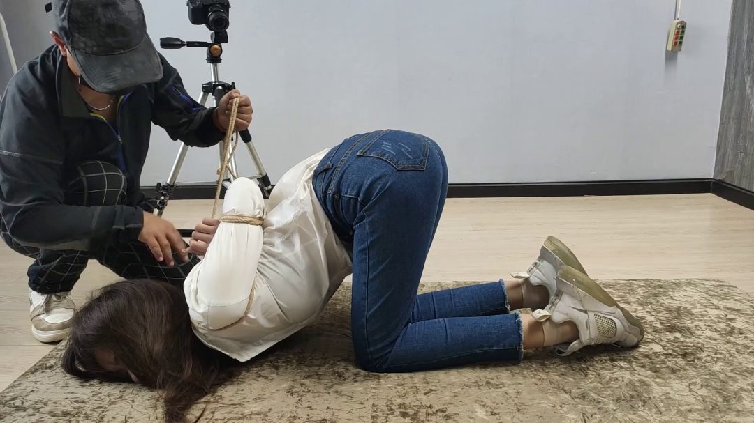 甜美的妹子跪趴在地上捆起来-6