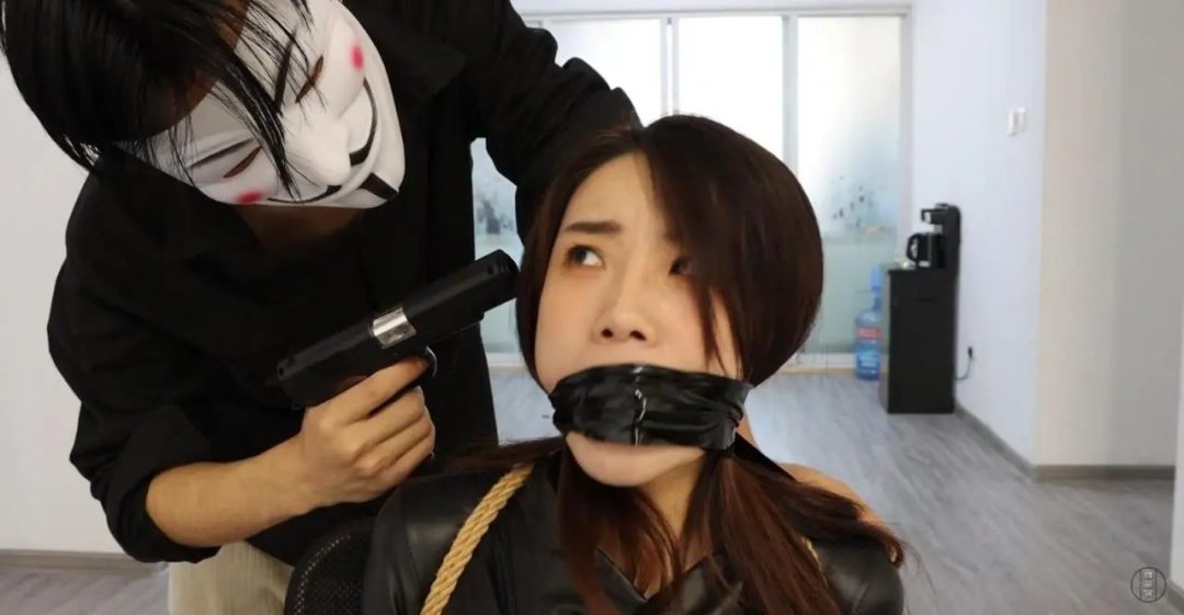 king定拍《杀手对杀手02》气质御姐美女杀手 被多重堵嘴蒙眼 手部球形包裹 特殊的定时炸弹 危机did风格-3