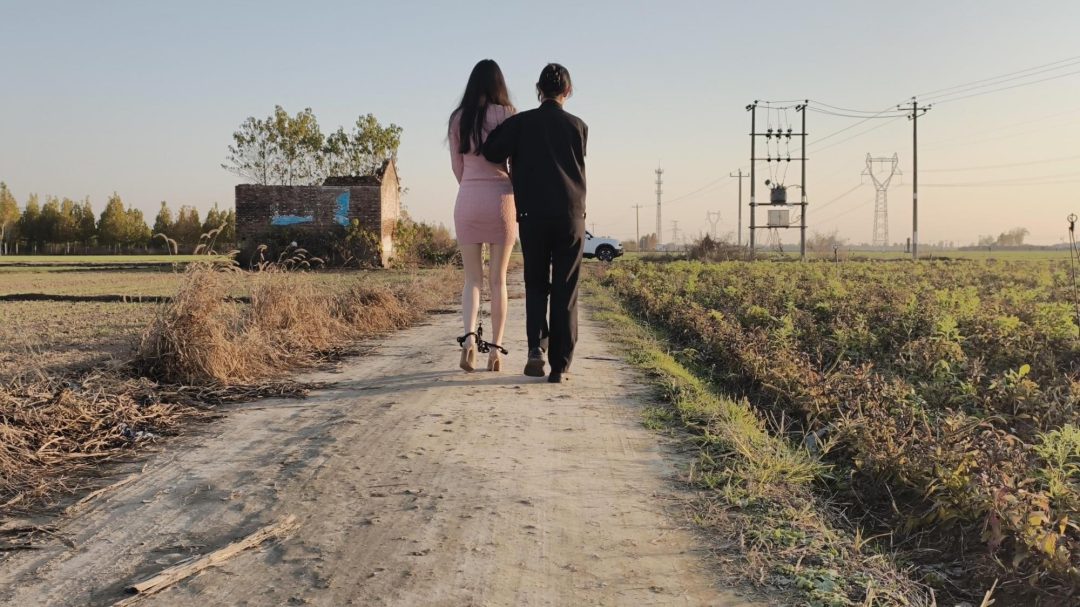 【鑫鑫工作室】校花体验记（下） 王玉体验 上面决定组织 体验监狱犯人生活，了解犯人在狱中的心理，从而更好的管理犯人，王玉和琪淇两人商量组队互相体验做女犯，王玉被带去户外指认现场，带手铐脚镣-4