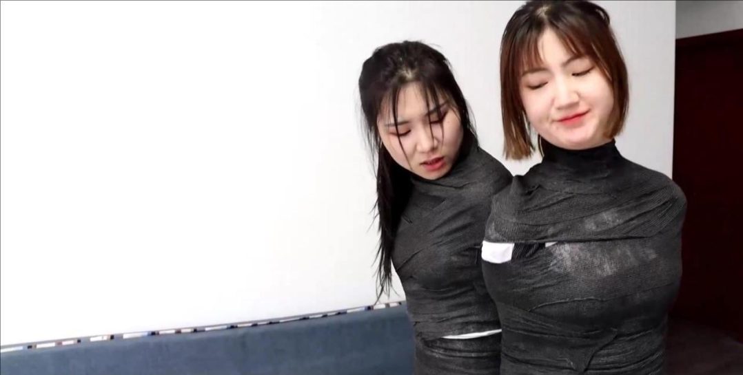 king剧情定拍！《神秘双人木乃伊下》2个美女被完美木乃伊全包 全包卖力挣扎全程吃力蠕动 超稀有双人木乃伊挣扎-2