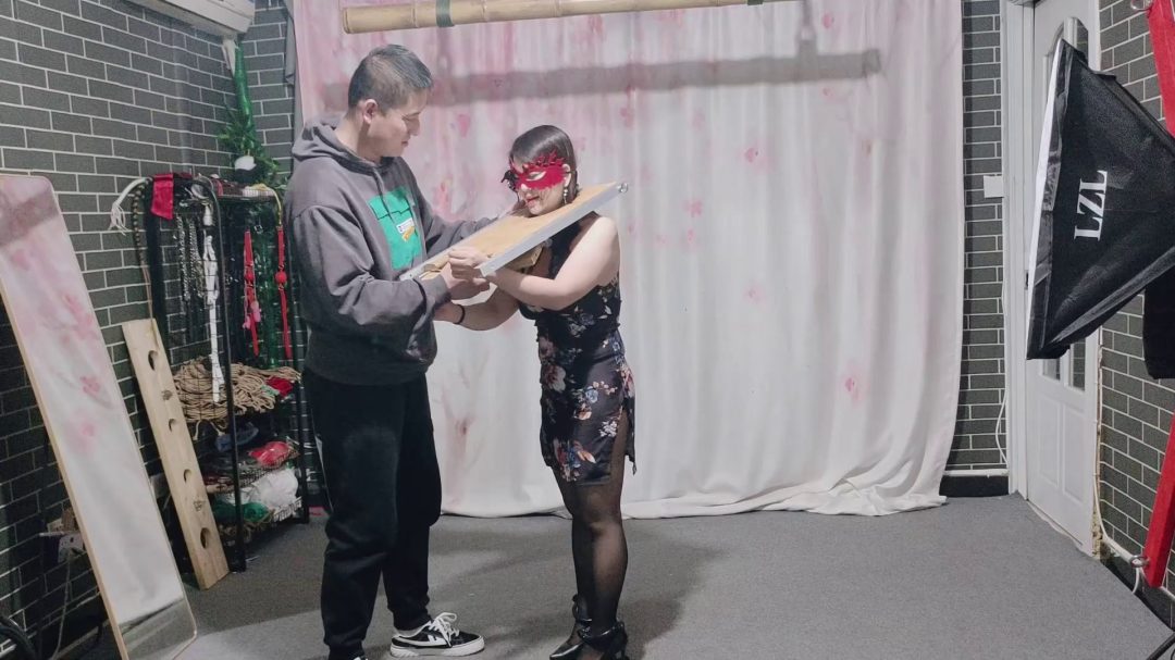 新绳模嘟嘟首次尝试戴脚镣手铐、趟镣体验，感受极限五花驷马紧缚-3