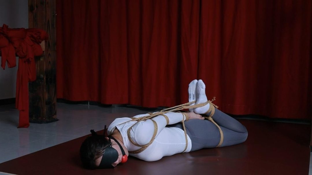 路由工作室：都市白领小纯欧式直臂大口球驷马放置，给绑哭了-5